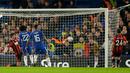 Pemain Chelsea, Willian berhasil mencetal gol ke gawang Bournemouth pada laga perempat final, di Stadion Stamford Bridge, Kamis (21/12). Chelsea menang dramatis dan memastikan lolos ke semifinal dengan skor 2-1. (AP/Alastair Grant)