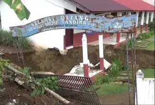 Bencana tanah bergerak merusak bangunan sekolah di Tapanuli Selatan. (Liputan6.com/ Reza Efendi)
