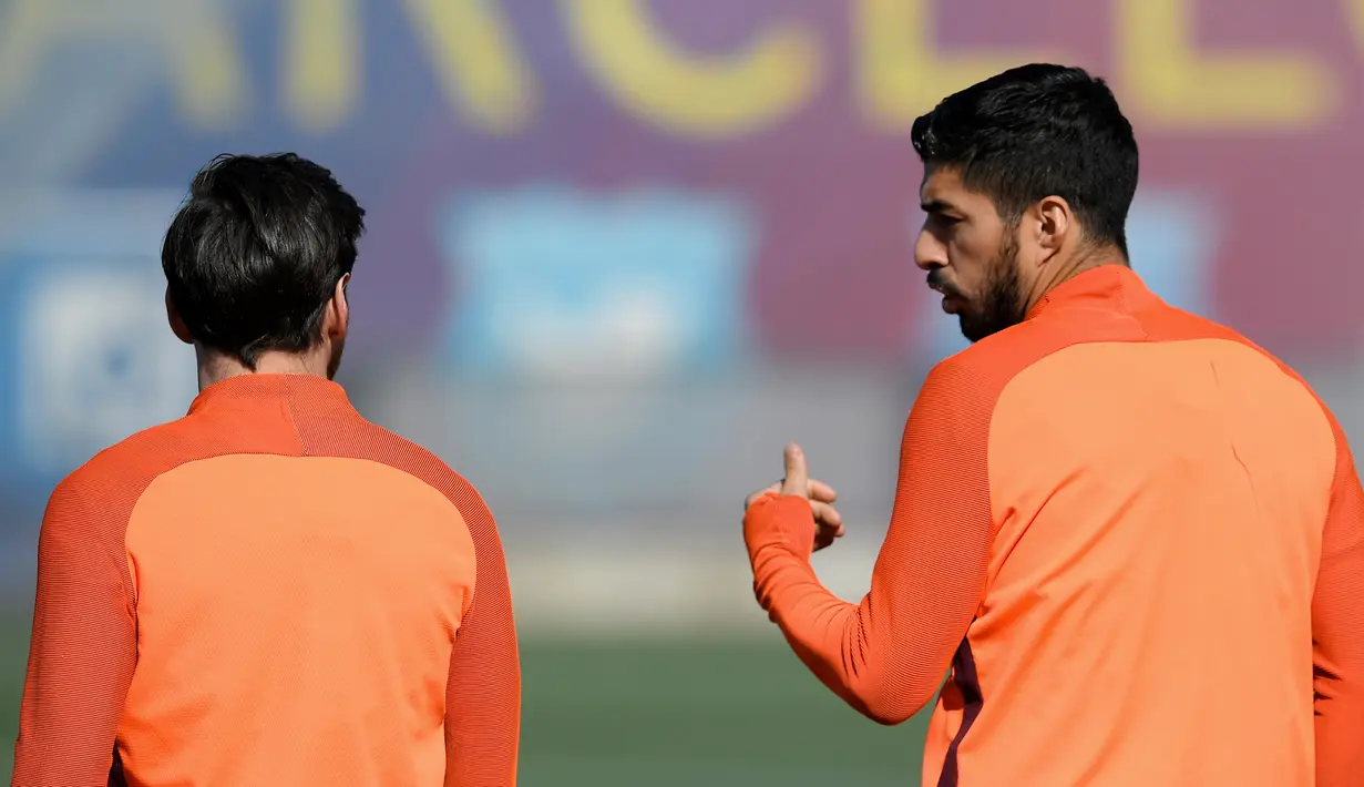 Pemain Barcelona, Lionel Messi (kiri) dan Luis Suarez (kanan) berbincang di Pusat Olahraga Joan Gamper, Sant Joan Despi, Barcelona, Spanyol, Selasa (3/4). Barcelona akan menjamu AS Roma di Camp Nou. (LLUIS GENE/AFP)