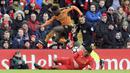 Aksi pemain Wolverhampton Wanderers, Nouha Dicko jmelompat menghindari terjangan pemain Liverpool,  Joe Gomez pada laga Piala FA putaran keempat di Anfield, Liverpool (28/1/2017). Liverpoool kalah 1-2. (Peter Byrne/PA via AP)