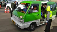 Pengecekan kendaraan selama PSBB di Kota Bogor. (Liputan6.com/ Achmad Sudarno)