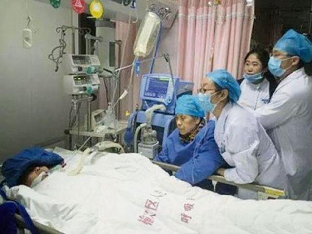 Orang tua Dokter Zhao dan rekan kerjanya menunggu memberi penghormatan terakhir untuknya/copyright worldofbuzz.com