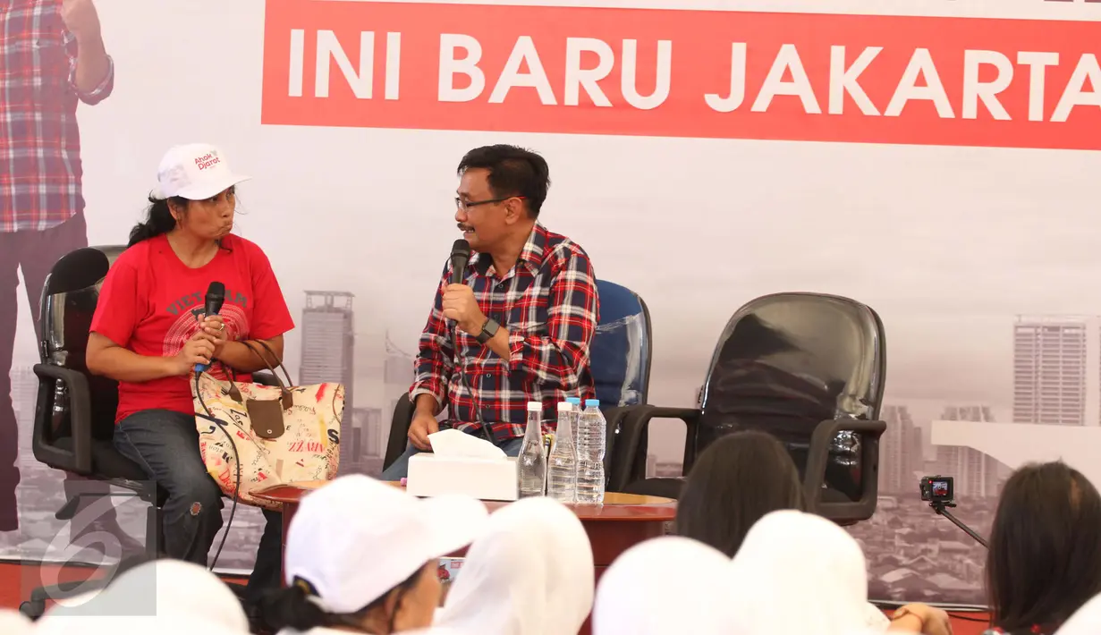 Cawagub DKI Jakarta, Djarot Saiful Hidayat berbincang dengan seorang warga di Rumah Lembang, Jakarta, Selasa (20/12). Hari ini, Djarot menggantikan aktivitas Basuki Tjahaja Purnama (Ahok) berkampanye di Rumah Lembang. (Liputan6.com/Gempur M Surya)