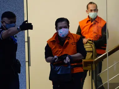 Ketua DPRD Muara Enim, Aries HB (depan) dan Plt Kepala Dinas PUPR Muara Enim, Ramlan Suryadi menuju ruang konferensi pers di Gedung KPK, Jakarta, Senin (27/4/2020). Aries HB dan Ramlan Suryadi adalah tersangka suap proyek di Dinas PUPR Kabupaten Muara Enim tahun 2019. (merdeka.com/Dwi Narwoko)