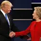 Donald Trump dan Hillary Clinton berjabat tangan tanda dimulainya debat perdana yang dihelat di Hofstra University pada 26 September 2016 waktu setempat (Reuters)