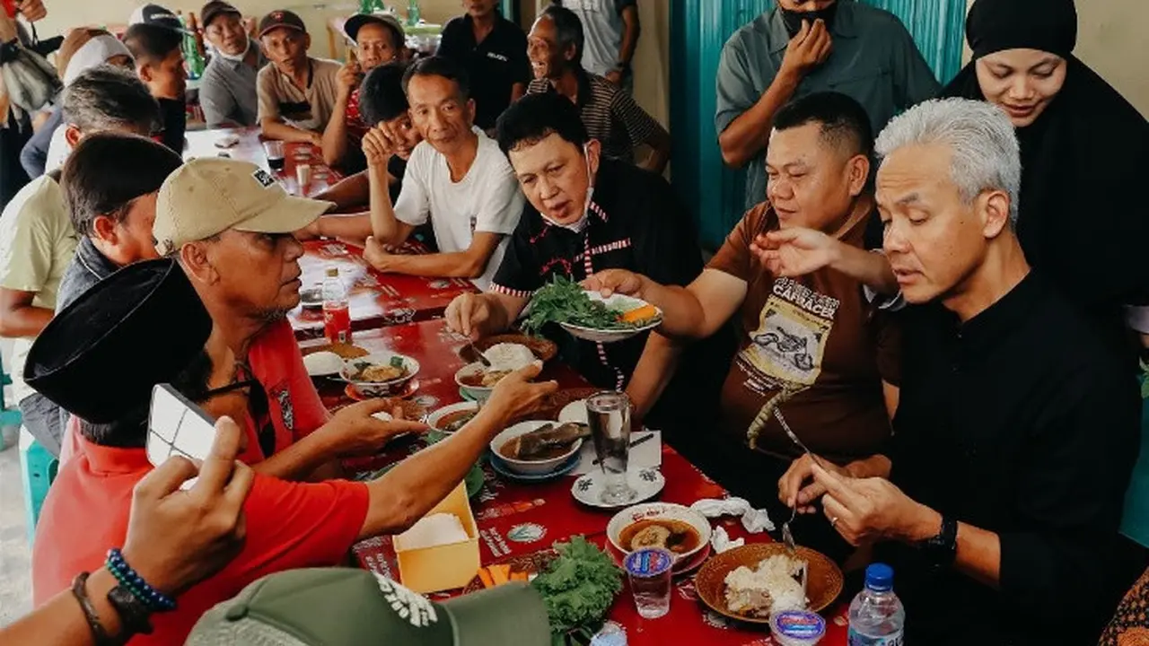 Potret Ganjar Pranowo Berbaur dan Makan Bareng Para Sopir Truk di Terminal Rajabasa Bandar Lampung