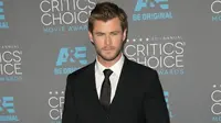 Gemasnya Lihat Chris Hemsworth Cium Anak Kembar