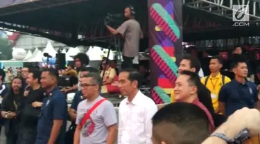 Presiden Joko Widodo atau Jokowi kembali menikmati konser musik di acara We The Fest 2018. Pada 2017, Jokowi juga datang dalam acara tersebut.