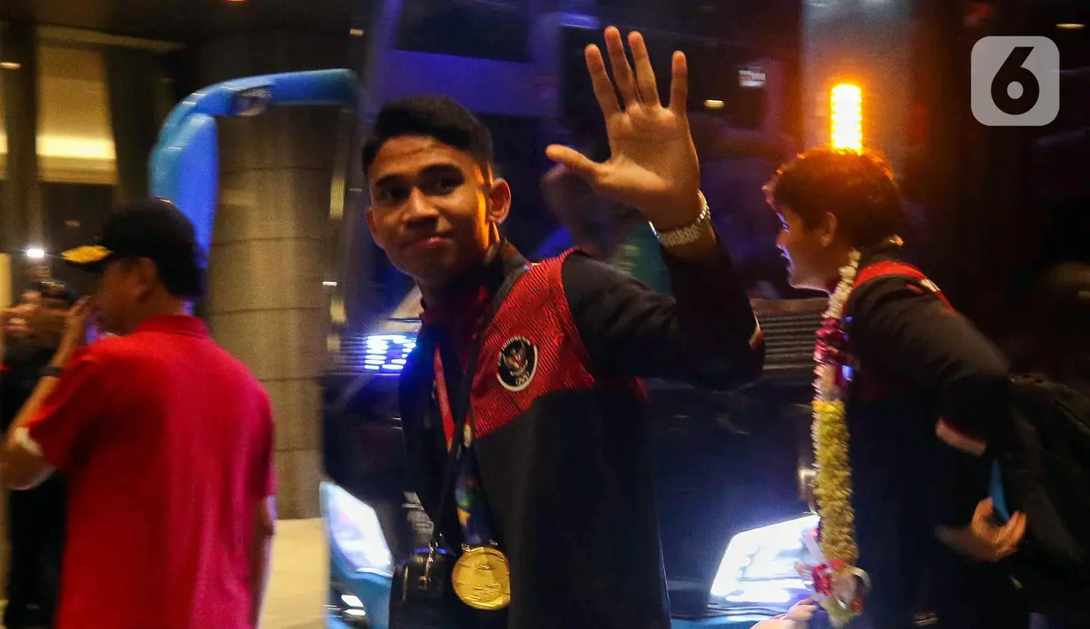 Pemain timnas Indonesia U-22, Marcelino Ferdinand membalas sambutan suporter saat tiba di salah satu hotel di Jakarta, Kamis (18/5/2023). (Liputan6.com/Herman Zakharia)