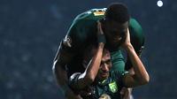 Striker Persebaya Surabaya, Amido Balde, bersama Irfan Jaya merayakan gol ke gawang Persib Bandung pada laga Liga 1 di Stadion Gelora Bung Tomo, Surabaya, Jumat (5/7). Persebaya menang 4-0 atas Persib. (Bola.com/Aditya Wani)