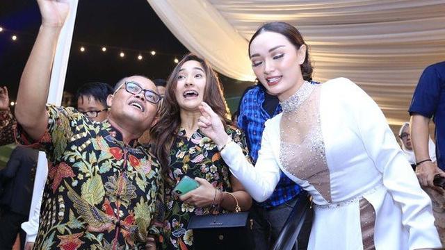 Sule dan Naomi Zaskia sibuk selfie dengan para tamu selebritis (Kapanlagi.com/Muhammad Akrom Sukarya)