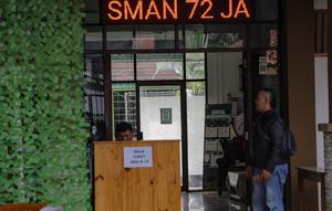 Diketahui, situasi ini akan terus dilakukan hingga proses penyelidikan selesai dan situasi dinyatakan aman sepenuhnya oleh pihak berwenang. Tampak dalam foto, personel keamanan berjaga di area SMAN 72 Jakarta, Senin (10/11/2025). (merdeka.com/Arie Basuki)