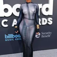 Kylie Jenner hadir di acara Billboard Music Awards 2022 untuk dukung kekasihnya, Travis Scott. Gaya pengusaha kosmetik ini dengan &lsquo;naked&rsquo; dress mencuri perhatian. (Instagram/gshow).