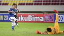 Kiper Madura United, Muhammad Ridho berkali-kali harus meladeni serangan demi serangan yang dilancarkan pemain Persib Bandung. (Bola.com/Bagaskara Lazuardi)