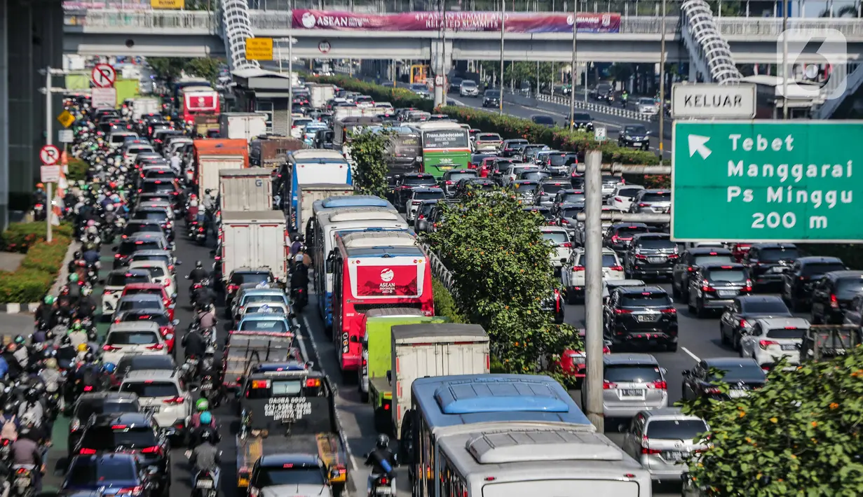 Kendaraan bermotor terjebak kemacetan di ruas Jalan MT Haryono, Jakarta, Rabu (6/9/2023). Kemacetan tersebut akibat akses jalan di beberapa lokasi tersebut ditutup karena ada pengalihan jalan untuk penyelenggaraan KTT ASEAN 2023. (Liputan6.com/Faizal Fanani)