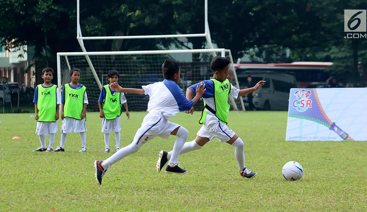 Anak-anak pra sejahtera mengikuti pelatihan sepak bola yang diselenggarkan YKK Holding Asia dan Real Madrid Foundation di Ciputat, Tangerang Selatan, Sabtu (7/10). Kegiatan yang menginjak tahun ketiga diikuti 288 anak. (Liputan6.com/Fery Pradolo)