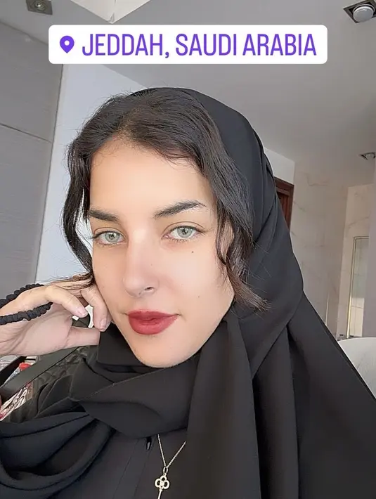 Tasya Farasya tampil serba hitam dengan kerudung dan abayanya ketika berada di Jeddah. Ia pun melengkapinya dengan kalung berliontin bentuk kunci. [@tasyafarasya]