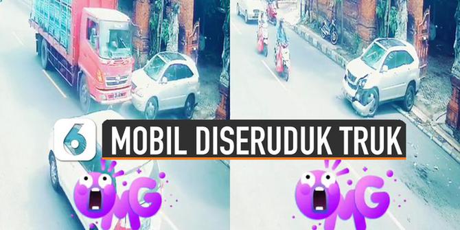 VIDEO: Viral Detik-Detik Mobil Diseruduk Truk Saat Keluar Pagar Rumah