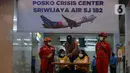 Petugas kesehatan menunggu untuk memeriksa kondisi keluarga korban di Posko Crisis Center Sriwijaya Air SJ 182, Bandara Soekarno-Hatta, Tangerang, Banten, Sabtu (9/1/2021). Keluarga korban masih menunggu kabar terkait hilang kontaknya pesawat Sriwijaya Air SJ 182. (merdeka.com/Imam Buhori)