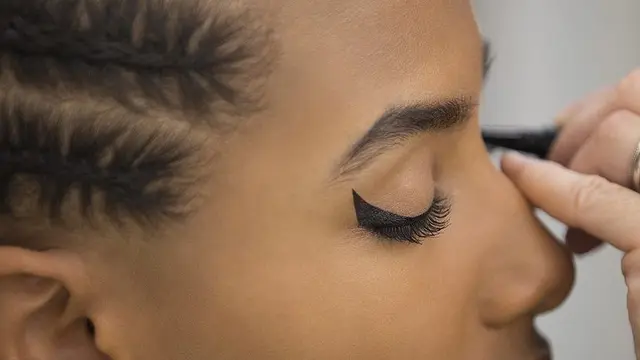 Eyeliner Tebak Wings dari Chanel Beauty untuk Riasan Wajah Menyambut Tahun Baru