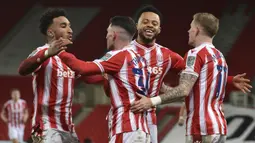 Gelandang Stoke City, Jordan Thompson (kedua dari kiri), melakukan selebrasi bersama rekan-rekannya usai mencetak gol ke gawang  Tottenham Hotspur dalam laga perempatfinal Piala Liga Inggris Carabao Cup di Bet365 Stadium, Rabu (23/12/2020). Stoke kalah 1-3 dari Tottenham. (AP/Rui Vieira)