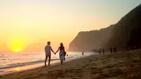 Menikmati suasana sunset di pesisir pantai.