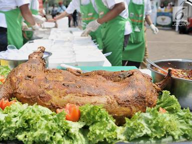 Daging kurban ala hotel bintang lima terlihat saat peluncuran Dapur Kurban di Monas, Jakarta, Senin (12/8/2019). Pemprov DKI Jakarta menggandeng juru masak profesional dalam mengolah daging kurban. (merdeka.com/Iqbal Nugroho)