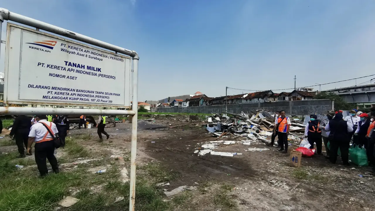 PT KAI mengamankan aset  di kelurahan Aloon-Aloon Contong Surabaya seluas seluas 8.700 m2. (Dian Kurniawan/Liputan6.com)