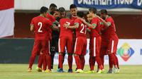 Para pemain timnas Indonesia saat melawan Vietnam di Stadion Maguwoharjo, Sleman. (Bola.com/Nicklas Hanoatubun)