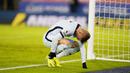 Striker Chelsea, Timo Werner, memegang kakinya yang kesakitan saat melawan Leicester City pada laga Liga Inggris di Stadion King Power, Selasa (19/1/2021). Chelsea takluk dengan skor 2-0. (Tim Keeton/Pool via AP)