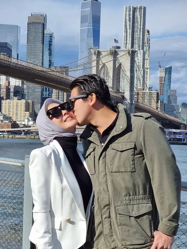 Syahrini dan Reino Barack