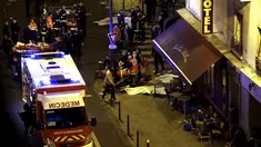 Petugas berusaha menyelamatkan korban dari aksi penembakan dan bom bunuh diri yang dilakukan teroris di Paris, Perancis, Jumat (13/11/2015). Dikabarkan ada 140 orang tewas dalam aksi teroris tersebut. (Reuters)