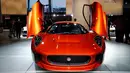 Sportcar Jaguar C-X75 yang akan hadir dalam film James Bond terbaru, `Spectre` ikut dihadirkan di Frankfurt Motor Show (IAA) 2015, Jerman (16/9/2015). Dalam adegan film Spectre, mobil tersebut akan dikendarai oleh Dave Bautista (Reuters/ Odd Andersen)