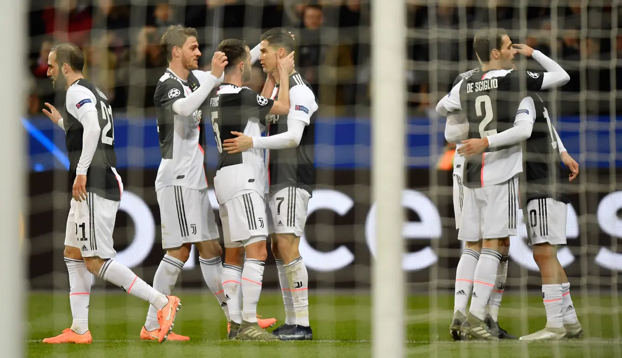 Pemain Juventus Cristiano Ronaldo (tengah) merayakan golnya ke gawang Bayer Leverkusen bersama rekan-rekannyaa pada pertandingan Grup D Liga Champions di Bay Arena, Leverkusen, Jerman, Rabu (11/12/2019). Gol Ronaldo dan Higuain bawa Juventus menang 2-0. (AP Photo/Martin Meissner)