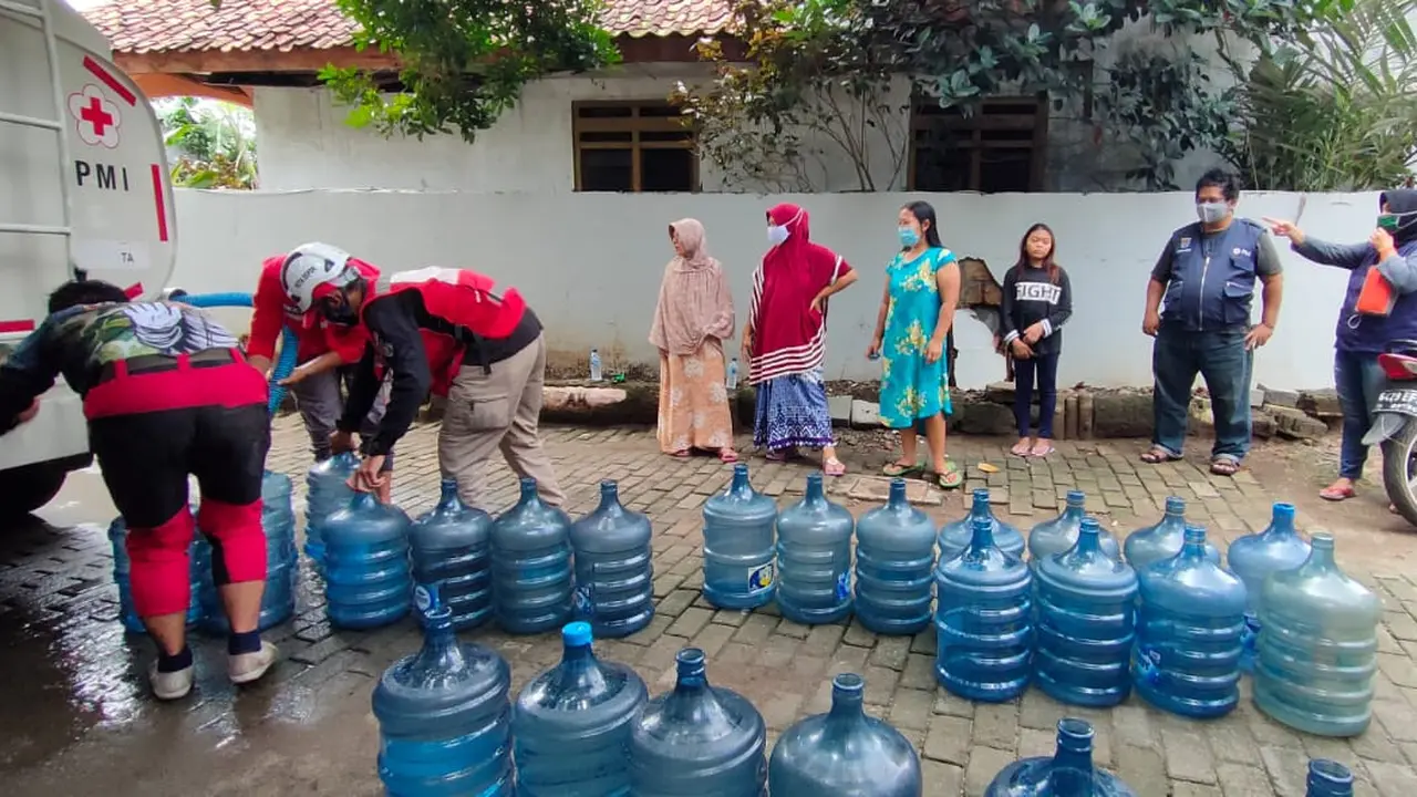 PMI Kota Depok memberikan bantuan kepada masyarakat terdampak banjir.
