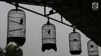 Sejumlah burung mengikuti lomba kicau di kawasan Kanal Banjir Timur, Jakarta, Rabu (29/8). Lomba yang diadakan komunitas pecinta burung itu menarik perhatian warga serta pengendara yang melintas di kawasan tersebut. (Liputan6.com/Immanuel Antonius)