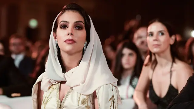 Berkerudung, Kekasih Ronaldo Tampil Cantik di Dubai