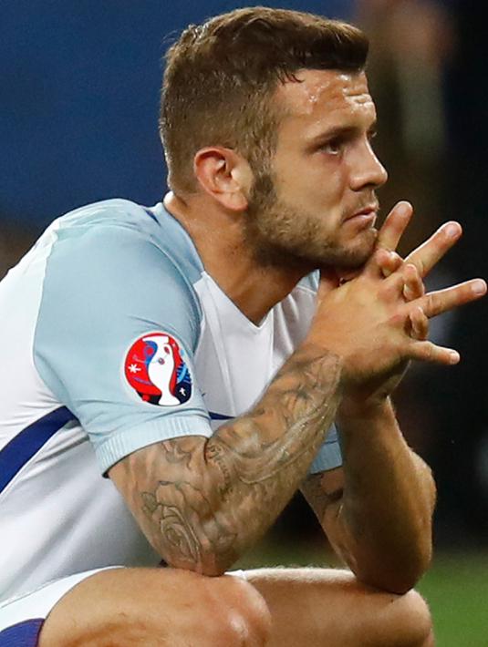 Wajah kekecewaan pemain timnas Inggris, Jack Wilshere usai Inggris menderita kekalahan 1-2 dari Islandia pada babak 16 besar Euro 2016 yang digelar di Stadion Stade de Nice, Prancis, Selasa (28/6). (REUTERS/Kai Pfaffenbach Livepic)