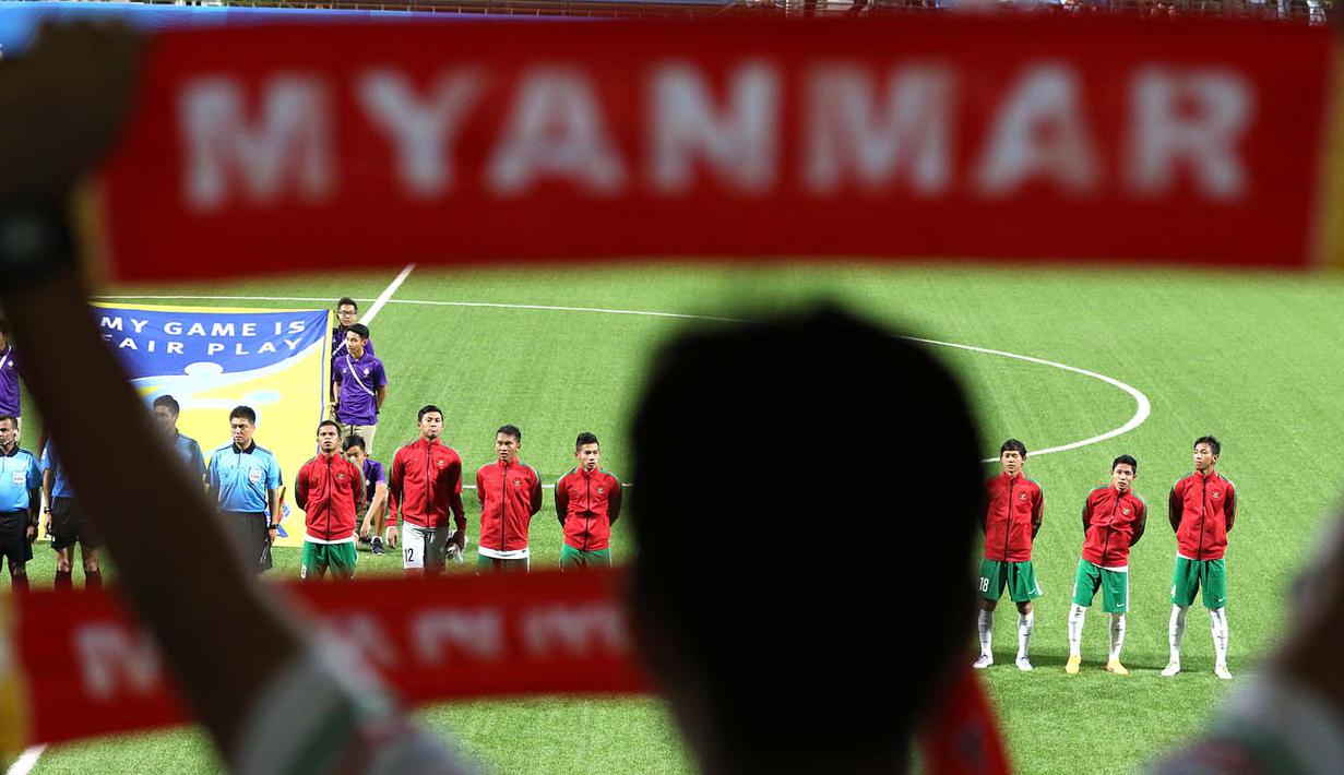 Ekspresi pemain Timnas Indonesia U-23 jelang meyanyikan lagu Indonesia Raya saat melawan Myanmar U-23 di SEA Games 2015 yang berlangsung di Stadion Jalan Besar, Singapura. Selasa (2/6). Indonesia U-23 kalah dengan skor 2-4. (Bola.com/Arief Bagus)
