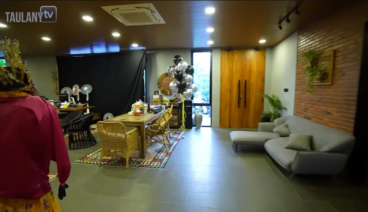 Masih di lantai bawah, terdapat ruang yang biasa digunakan Baim Wong untuk live dan jualan di TikTok . Sedangkan semua karyawannya berada di lantai dua. [Youtube/TAULANY TV]