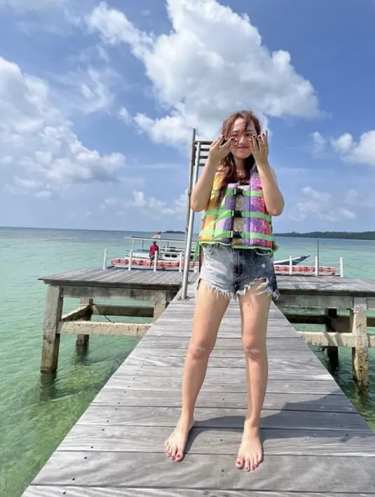 Happy juga mengenakan life jacket dipadukan celana denim pendek robek-robeknya. (@happy_asmara77)