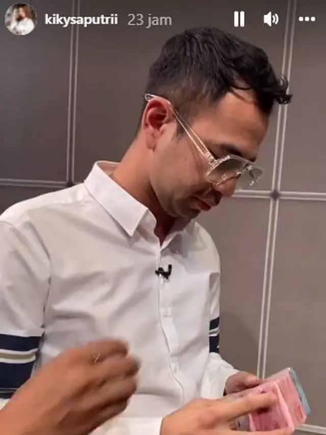 Raffi Ahmad memberikan hadiah ultah kepada Kiky Saputri