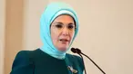 Istri Presiden Turki, Emine Erdogan menjadi istri Presiden Turki pertama yang mengenakan jilbab. Dibutuhkan waktu 10 tahun guna mengubah undang-undang yang melarang jilbab masuk ke institusi negara melalui jalan juang parlemen.( trtturk.com)