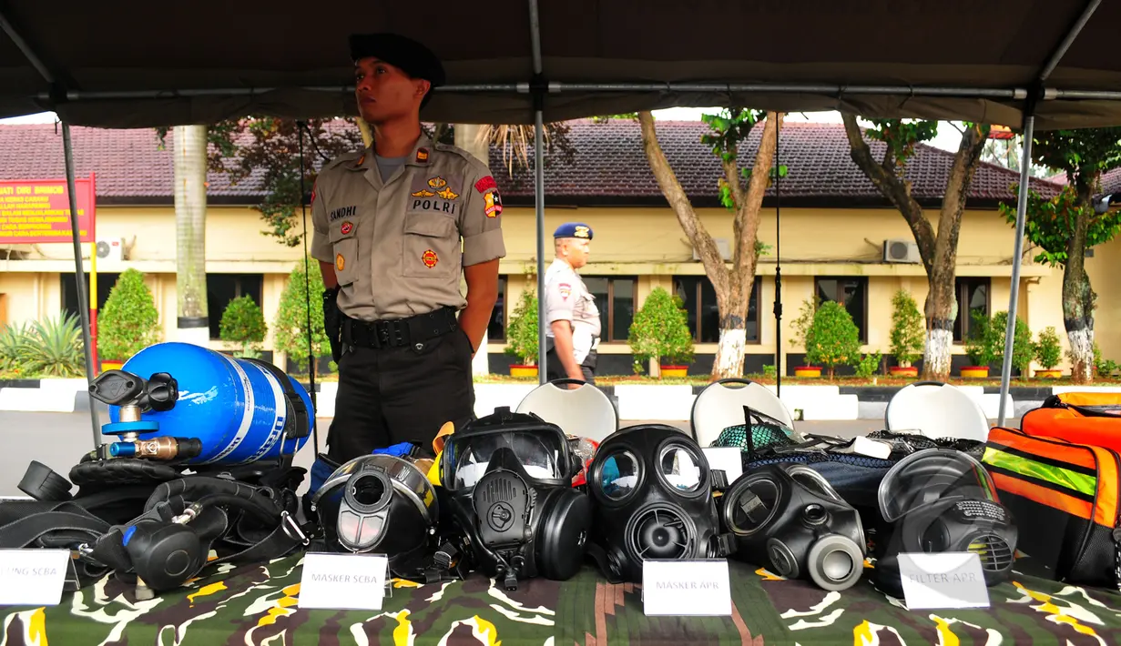 Beberapa peralatan seperti tabung dan masker SCBA untuk mengamankan perhelatan Konferensi Asia Afrika (KAA) di Jakarta dan Bandung pada 19-25 April mendatang, diperlihatkan di Mako Brimob Kelapa Dua, Depok, Selasa (14/4/2015). (Liputan6.com/Yoppy Renato)