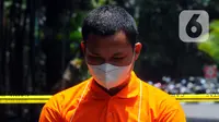 Anggota Densus 88 Bripda Haris Sitanggang alias Bripda HS tertunduk saat menjalani rekonstruksi pembunuhan sopir taksi online Sony Rizal Taihitu (56) di lapangan Direktorat Reserse Kriminal Umum Polda Metro Jaya, Jakarta, Kamis (16/2/2023). Bripda HS menjalani 37 adegan sebagai rangkaian peristiwa pembunuhan Sony Rizal Taihitu di Jalan Nusantara Perumahan Bukit Cengkeh, Kelurahan Tugu Cimanggis, Depok, Jawa Barat. (merdeka.com/Imam Buhori)