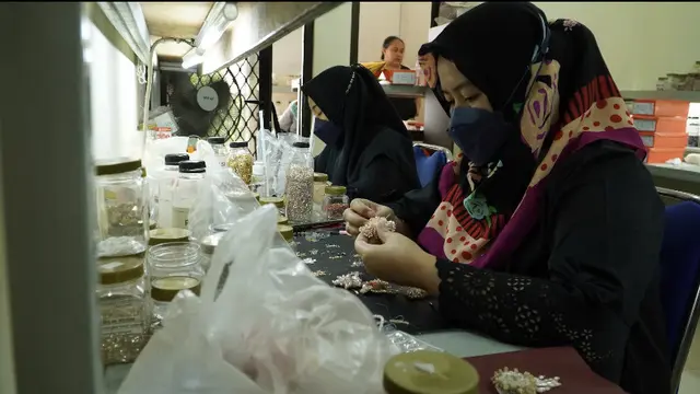 Mempekerjakan warga lokal