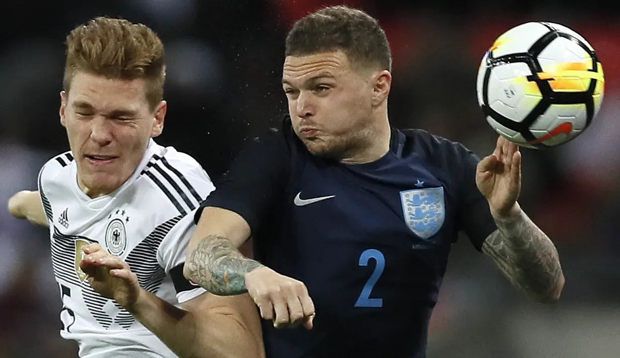 Bek Inggris, Kieran Tripper, duel udara dengan gelandang Jerman, Marcel Halstenberg, pada laga persahabatan di Stadion Wembley, London, Jumat (10/11/2017). Kedua negara bermain imbang 0-0. (AP/Kirsty Wigglesworth)