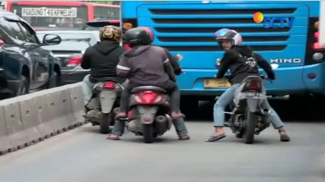 Sebelumnya akun Fery Maryadi sempat merekam puluhan pemotor di Halte Pasar Rumput terjebak di jalur busway.