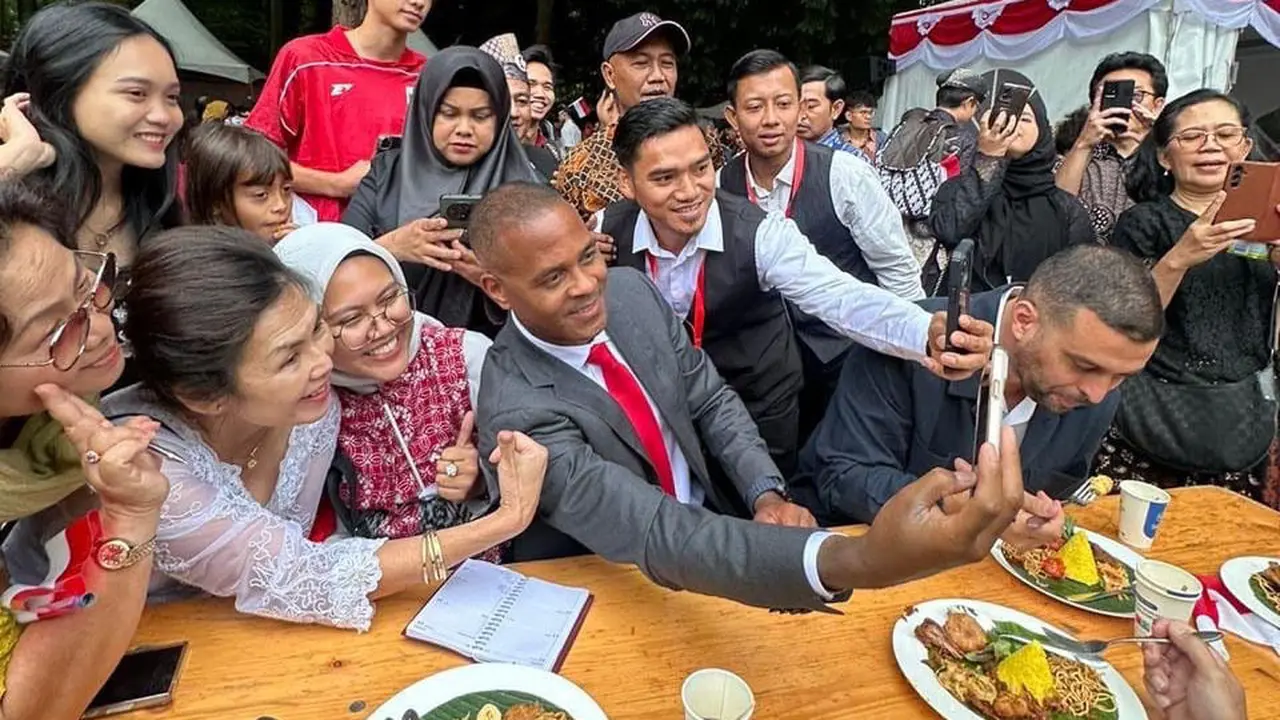 Foto: Momen Pelatih Timnas Indonesia, Patrick Kluivert Ikut Upacara Bendera HUT RI ke-80