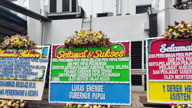 Karangan bunga Gubernur Papua Lukas Enembe ikut berjejer